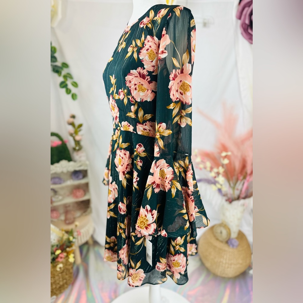 Donna Morgan Green Fall Floral Bell Sleeve Dress. Size 8